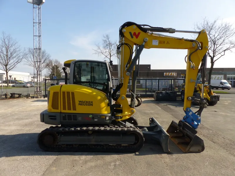 Minibagger Wacker Neuson auf dem Hof des Mietparks